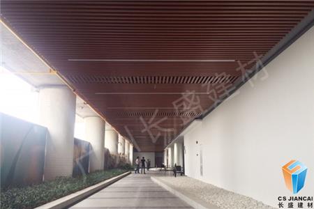 走廊木纹铝方通吊顶效果图 走廊木纹铝方通吊顶效果图