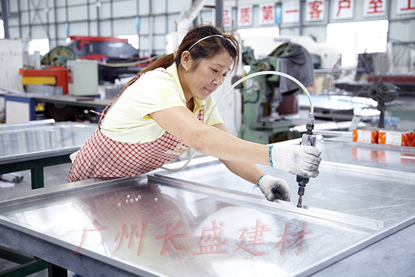 2026国际足联世界杯官方网站建材铝蜂窝板厂家老员工在打螺丝 2026国际足联世界杯官方网站建材铝蜂窝板厂家老员工在打螺丝